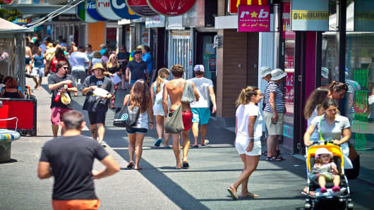 Shoppers in Bondi Beach in Sydney, Australia